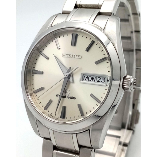 176 - A Vintage Grand Seiko Quartz Gents Watch. Stainless steel bracelet and case - 37mm. Silver tone dial... 