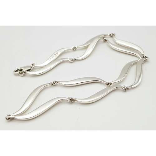 441 - Genuine ‘NICKY BUTLER’ SILVER NECKLACE. Having beautiful Silver serpentine links. Full UK hallmark p... 