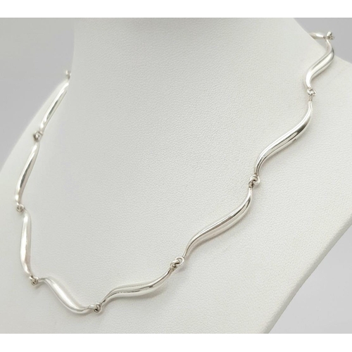 441 - Genuine ‘NICKY BUTLER’ SILVER NECKLACE. Having beautiful Silver serpentine links. Full UK hallmark p... 