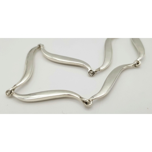 441 - Genuine ‘NICKY BUTLER’ SILVER NECKLACE. Having beautiful Silver serpentine links. Full UK hallmark p... 