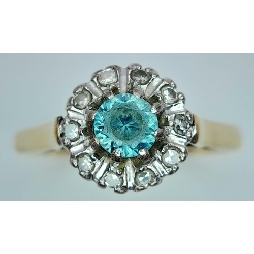 581 - An elegant vintage 18 carat GOLD,  sparkling AQUAMARINE and DIAMOND RING. Having a round cut AQUAMAR... 