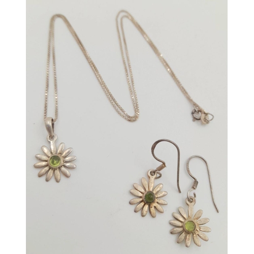 756 - Vintage SILVER and AQUA ‘DAISY’ EARRING and PENDANT SET. The DAISY PENDANT mounted on a SILVER BOX C... 