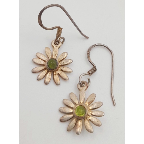 756 - Vintage SILVER and AQUA ‘DAISY’ EARRING and PENDANT SET. The DAISY PENDANT mounted on a SILVER BOX C... 