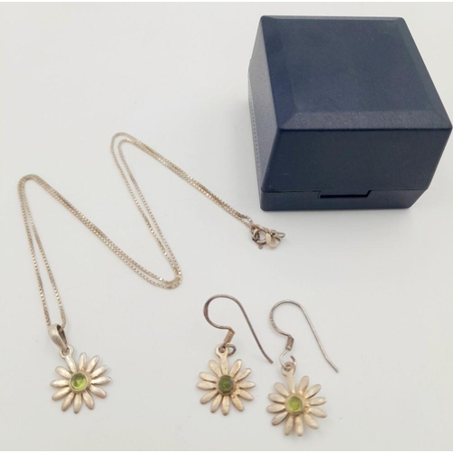 756 - Vintage SILVER and AQUA ‘DAISY’ EARRING and PENDANT SET. The DAISY PENDANT mounted on a SILVER BOX C... 