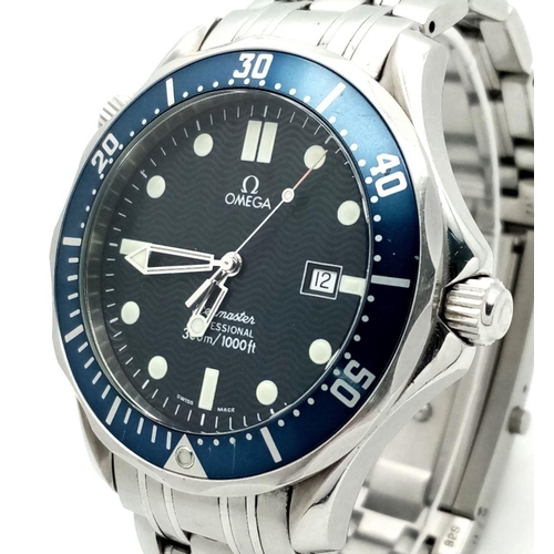 86 - A 1998 Omega Seamaster Gents Watch. Stainless steel bracelet and case - 40mm. Blue dial with date wi... 