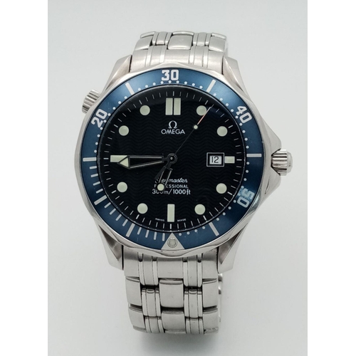 86 - A 1998 Omega Seamaster Gents Watch. Stainless steel bracelet and case - 40mm. Blue dial with date wi... 