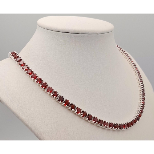 600 - A 925 silver chain necklace set with garnet gemstones, total weight 40g. 5ctw, 46cm length. Ref: CD ... 