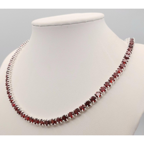 600 - A 925 silver chain necklace set with garnet gemstones, total weight 40g. 5ctw, 46cm length. Ref: CD ... 