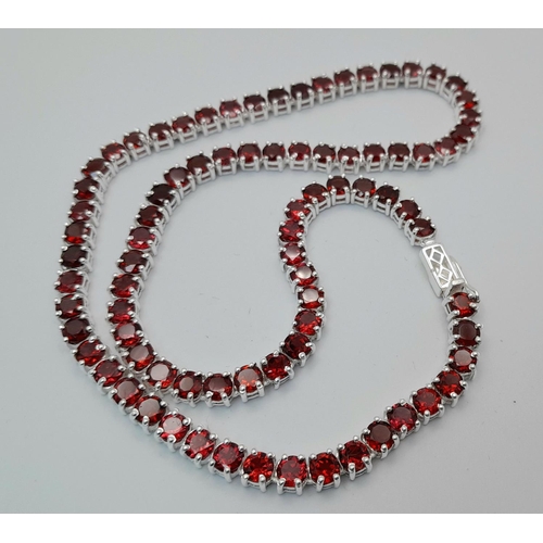 600 - A 925 silver chain necklace set with garnet gemstones, total weight 40g. 5ctw, 46cm length. Ref: CD ... 