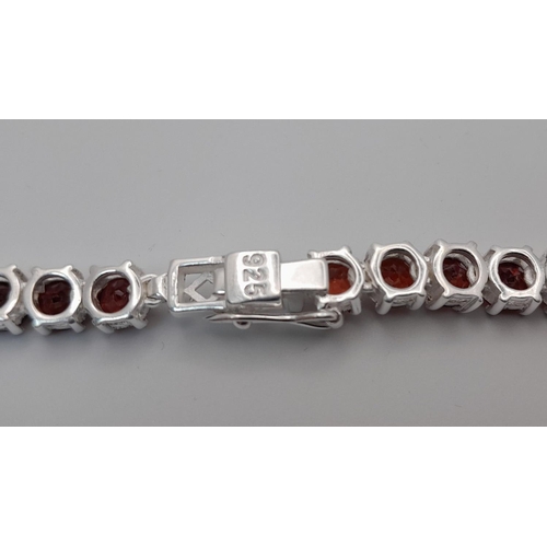 600 - A 925 silver chain necklace set with garnet gemstones, total weight 40g. 5ctw, 46cm length. Ref: CD ... 