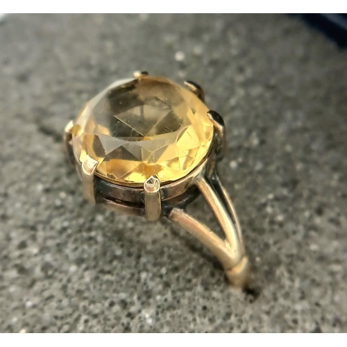 763 - A fabulous 2.5 carat YELLOW TOURMALINE RING. Beautiful ROUND CUT and set in 9 carat GOLD. 2.10 grams... 