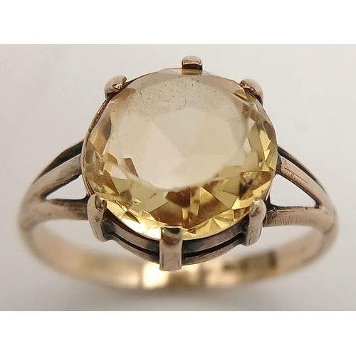 763 - A fabulous 2.5 carat YELLOW TOURMALINE RING. Beautiful ROUND CUT and set in 9 carat GOLD. 2.10 grams... 