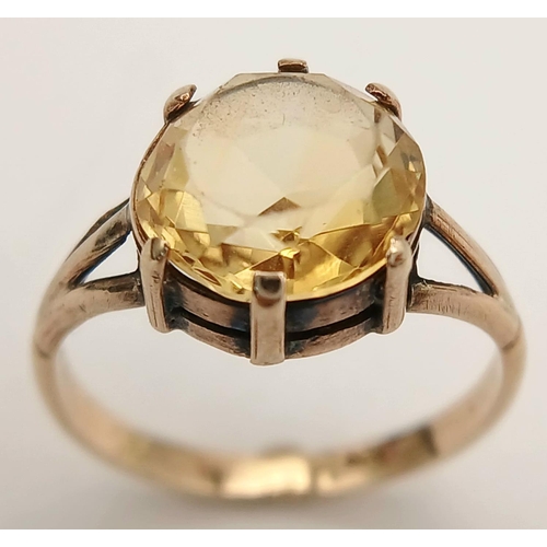 763 - A fabulous 2.5 carat YELLOW TOURMALINE RING. Beautiful ROUND CUT and set in 9 carat GOLD. 2.10 grams... 