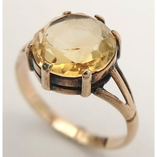 763 - A fabulous 2.5 carat YELLOW TOURMALINE RING. Beautiful ROUND CUT and set in 9 carat GOLD. 2.10 grams... 