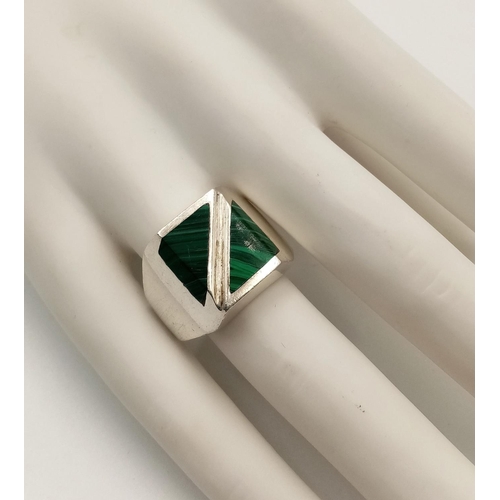 796 - A Men’s Heavy Weight Mexican Sterling Silver Alpaca Design Malachite Set Ring Size U. The Ring Measu... 