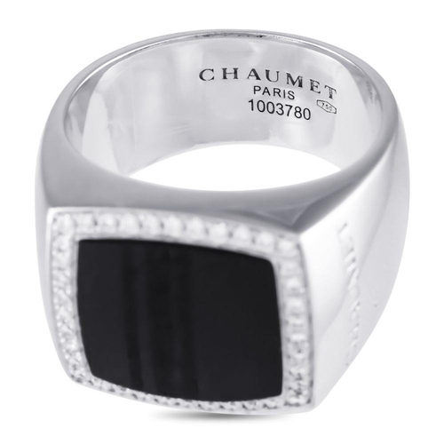 531 - A Chaumet 18K White Gold 0.20ct Diamond and Wood GENTS Ring. This chunky ring in white gold features... 