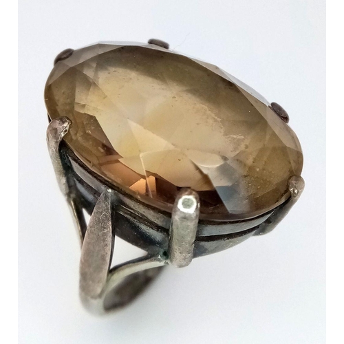 1432 - A vintage sterling silver Oval faceted lemon Quartz ring. Total weight 10.3G. Size N.