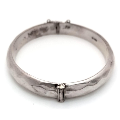 1472 - A vintage sterling silver click-on bangle (safety chain A/F). Full Sheffield hallmarks. Total weight... 