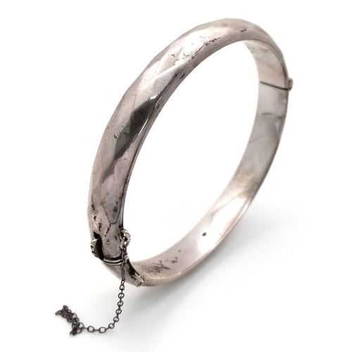 1472 - A vintage sterling silver click-on bangle (safety chain A/F). Full Sheffield hallmarks. Total weight... 