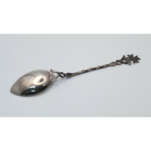 1584 - A vintage 925 silver spoon with twisted handle and cross design. Total weight 10.1G. Total length 12... 