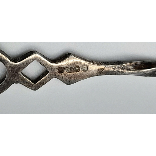 1584 - A vintage 925 silver spoon with twisted handle and cross design. Total weight 10.1G. Total length 12... 