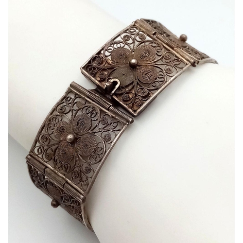 887 - An Antique Silver Filigree Bracelet 18cm Length. 21.46 Grams Weight.