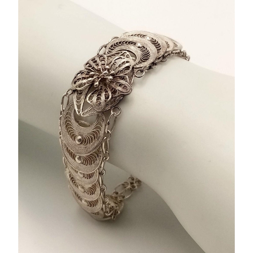 915 - A Vintage  Overlap Silver Filigree Bracelet-18cm Length- 13.42 Grams.