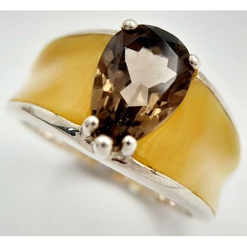 1161 - An Unique Sterling Silver Smoky Quartz and Mother of Pearl Set Ring Size T. The Ring is set with a 1... 