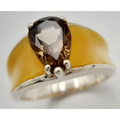 1161 - An Unique Sterling Silver Smoky Quartz and Mother of Pearl Set Ring Size T. The Ring is set with a 1... 