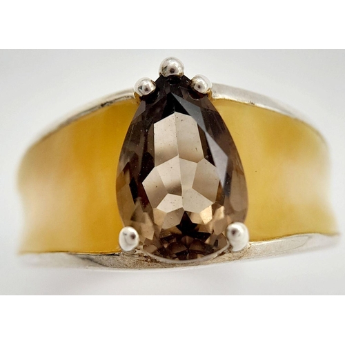 1161 - An Unique Sterling Silver Smoky Quartz and Mother of Pearl Set Ring Size T. The Ring is set with a 1... 