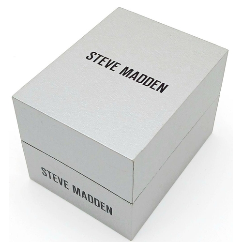 804 - A Steve Madden Quartz Gents Watch. Stainless steel bracelet and case - 45mm. White dial. As new, in ... 