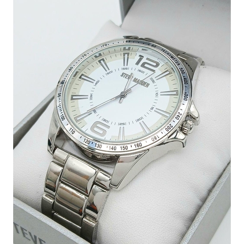 804 - A Steve Madden Quartz Gents Watch. Stainless steel bracelet and case - 45mm. White dial. As new, in ... 