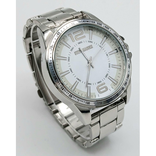 804 - A Steve Madden Quartz Gents Watch. Stainless steel bracelet and case - 45mm. White dial. As new, in ... 