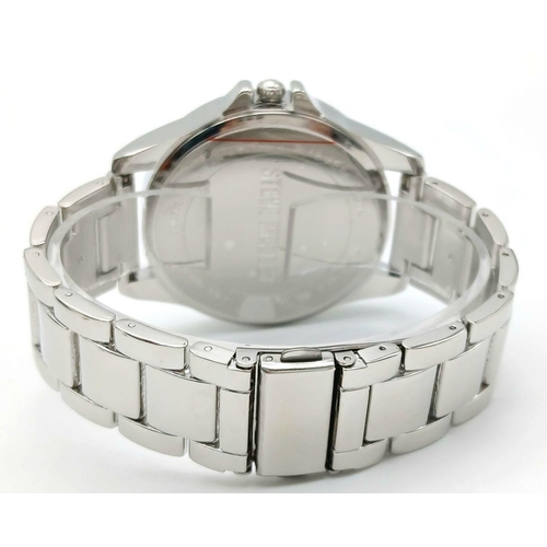 804 - A Steve Madden Quartz Gents Watch. Stainless steel bracelet and case - 45mm. White dial. As new, in ... 