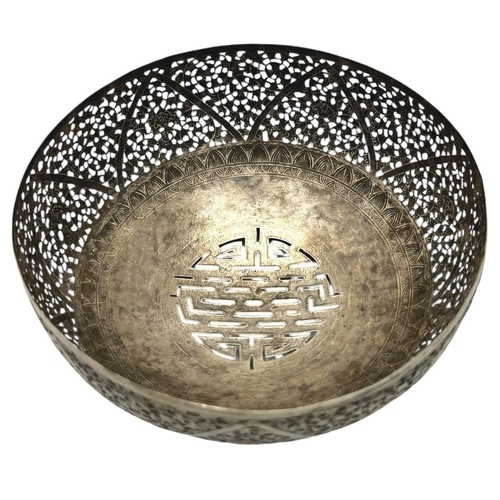 1628 - An important Royal Silver Bowl, Khai Dinh Emperor, Nguyen Dynasty, Hue (1885-1925).
Hand-chased silv... 