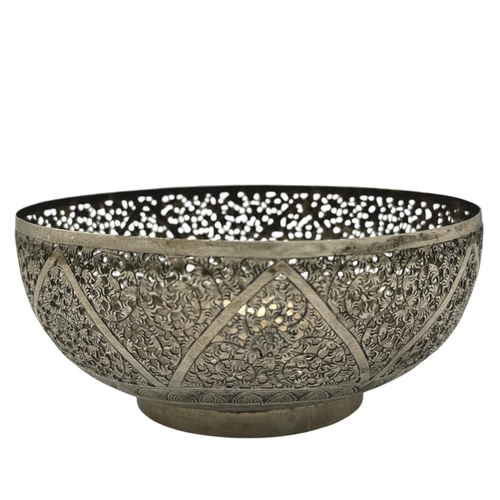 1628 - An important Royal Silver Bowl, Khai Dinh Emperor, Nguyen Dynasty, Hue (1885-1925).
Hand-chased silv... 