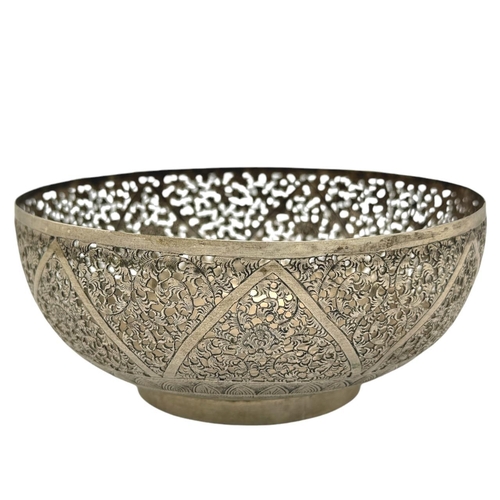 1628 - An important Royal Silver Bowl, Khai Dinh Emperor, Nguyen Dynasty, Hue (1885-1925).
Hand-chased silv... 