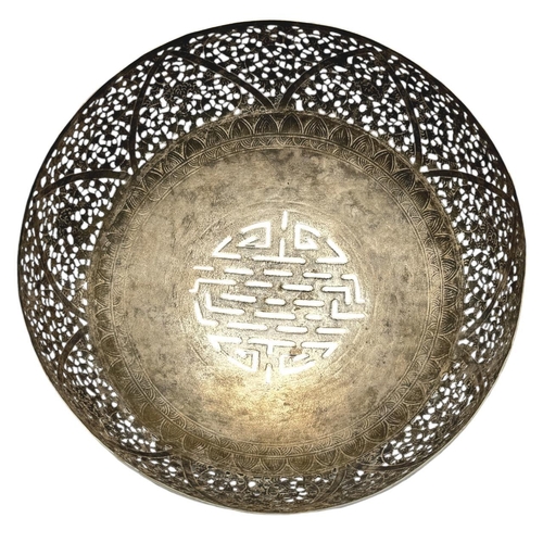 1628 - An important Royal Silver Bowl, Khai Dinh Emperor, Nguyen Dynasty, Hue (1885-1925).
Hand-chased silv... 