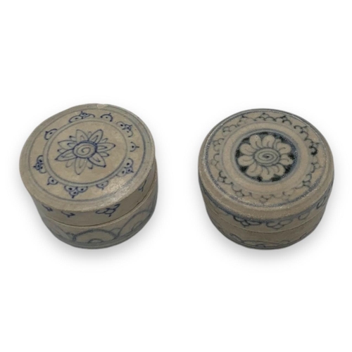 1649 - A lovely Pair of 15th Century Vietnamese Chu Dau Blue and White Lidded trinket Boxes.
Ceramic exteri... 