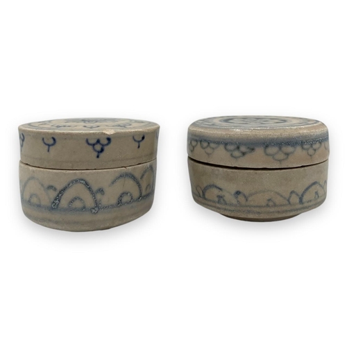 1649 - A lovely Pair of 15th Century Vietnamese Chu Dau Blue and White Lidded trinket Boxes.
Ceramic exteri... 