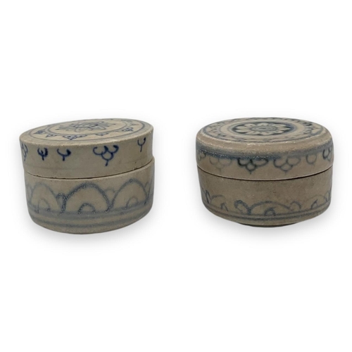 1649 - A lovely Pair of 15th Century Vietnamese Chu Dau Blue and White Lidded trinket Boxes.
Ceramic exteri... 