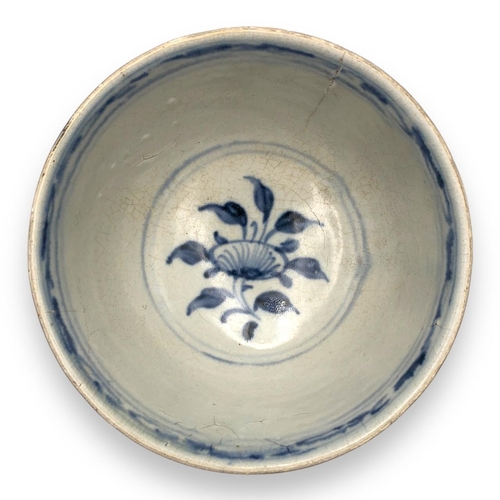 1663 - A lovely Set of Three 15th-Century Vietnamese Chu Dau Pottery Bowls.
Blue and white porcelain exteri... 