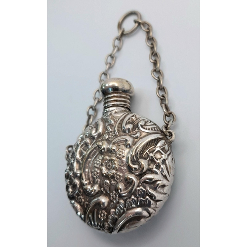 1598 - A vintage metal snuff box with floral motif engravings (include chain). Please see photos for detail... 