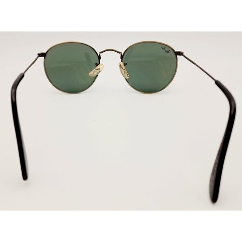 663 - A Pair of Vintage Ray Ban Sunglasses in Their Original Case. Very collectible.