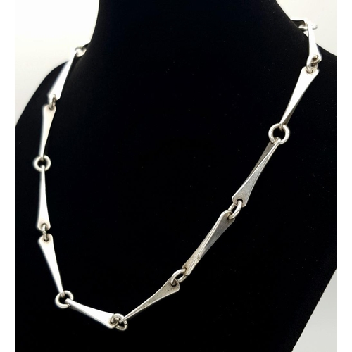 771 - An appealing Solid Silver 925 Modernist Necklace, 28 grams, 41.5cm. In very good condition.