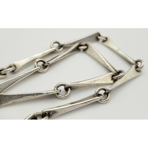 771 - An appealing Solid Silver 925 Modernist Necklace, 28 grams, 41.5cm. In very good condition.