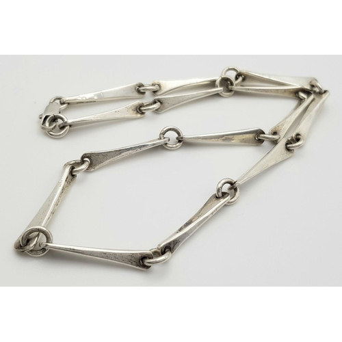 771 - An appealing Solid Silver 925 Modernist Necklace, 28 grams, 41.5cm. In very good condition.