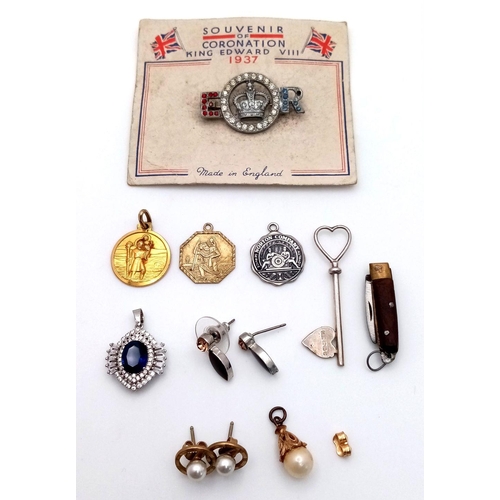 1536 - A collection of assorted pendants, including silver pieces and various designs.