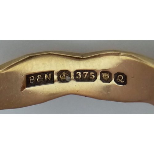 367 - A 9K Yellow Gold Undulating Band Ring. 4mm width. Size M. 2g.