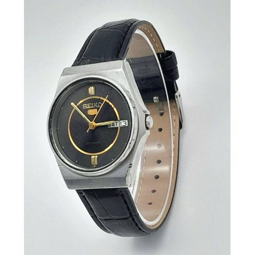 447 - A Vintage Seiko 5 Gents Automatic Watch. Black leather strap. Stainless steel case - 36mm. Model 630... 